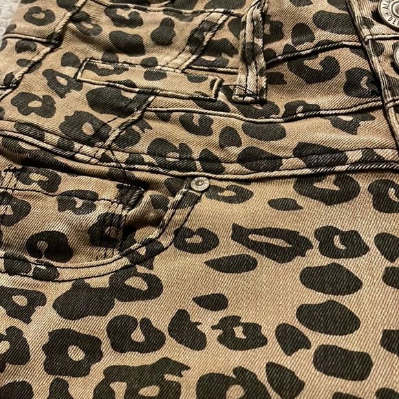 Almost Famous Mid rise stretch skinny leopard print cotton spandex denim… - Picture 5 of 9